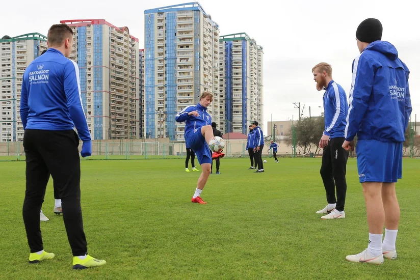 Farer adaları millisi Bakıda ilk məşqini Neftçinin bazasında keçirib