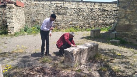 Hadrutdakı İoan məbədində ermənilərin dağıdıb gizlətdiyi qədim qəbir daşları aşkarlanıb