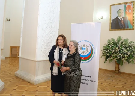 Prezident mükafatları qadınlara təqdim olundu - FOTO