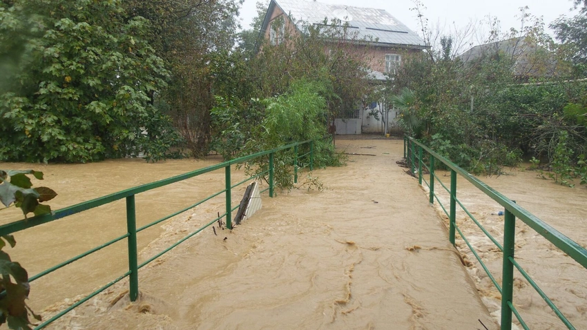 ​Lənkəranda daşqın nəticəsində dəmir-beton körpü uçub, torpaq sürüşməsi baş verib