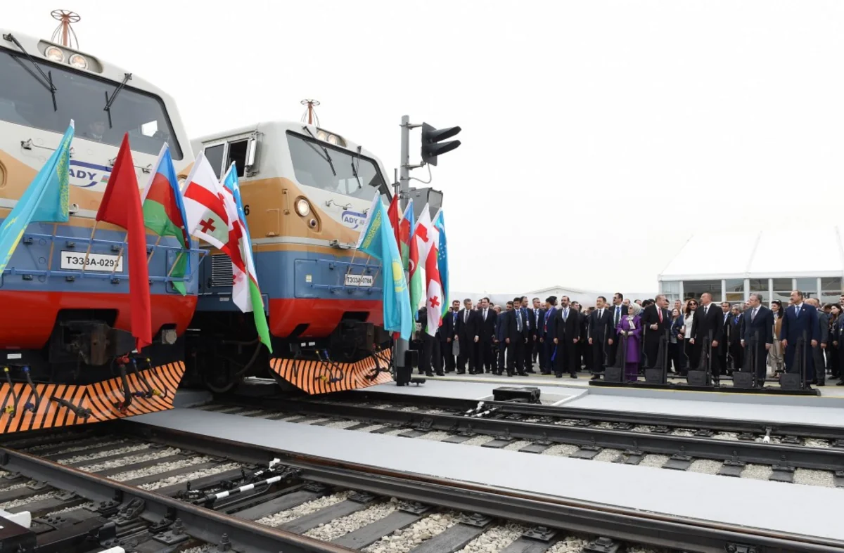 Bakı-Tbilisi-Qars dəmir yolunun açılış mərasiminin iştirakçıları üçün ziyafət verilib