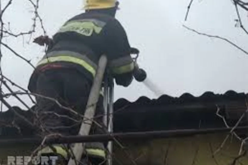 ​Salyan sakini şəxsi evini yandırıb