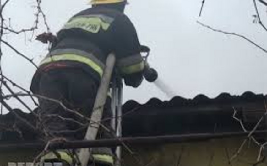 ​Salyan sakini şəxsi evini yandırıb