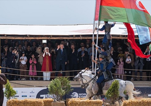 Ərdoğan Qarabağ atları ilə olan çıxışı ayaqüstdə alqışlayıb
