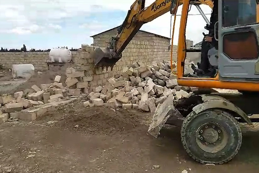 Masallı və Gəncədə qanunsuz tikililər sökülüb