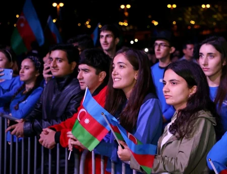 Heydər Əliyev Mərkəzinin parkında Müstəqillik Günü münasibətilə konsert olub