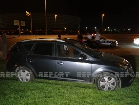 Bakıda sürücü idarəetməni itirərək işıq dirəyinə çırpıldı
