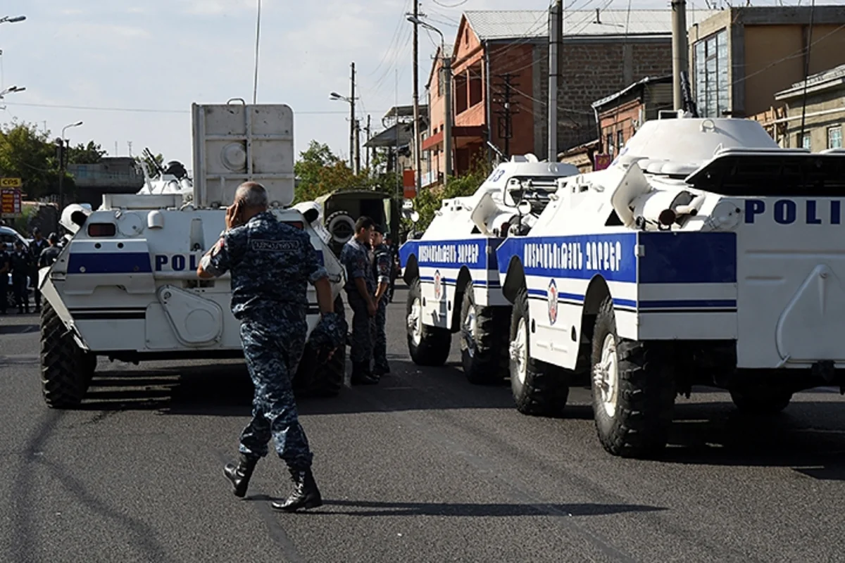Yerevanda PPX alayının binasını ələ keçirənlərlə polis arasında atışma olub