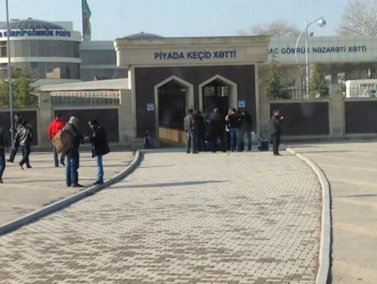 Qırmızı Körpü gömrük postunda məhdudiyyət yaranıb