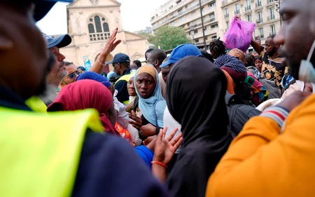 Parisdən çıxarılması nəzərdə tutulan yüzlərlə evsiz insan etiraz aksiyası keçirib