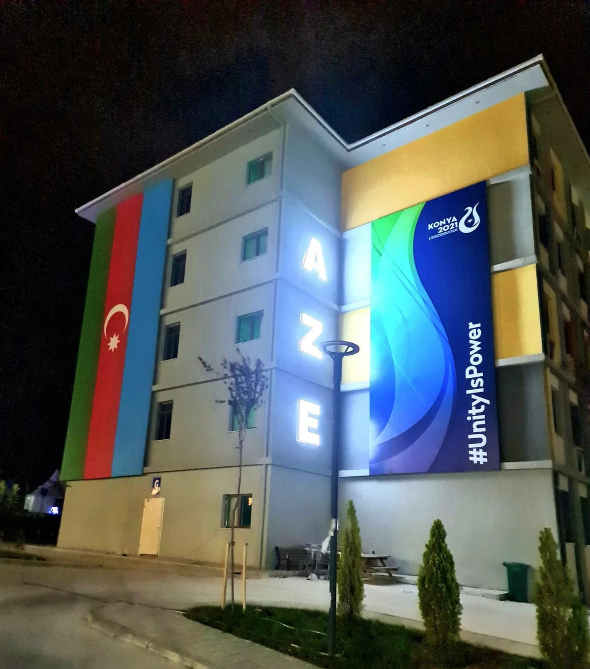 İslamiada: Azərbaycan nümayəndə heyətinin məskunlaşacağı bina bayraqla bəzədilib