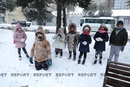 Qar ən çox uşaqları sevindirir... - VİDEO