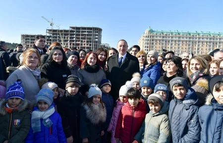 Prezident Sumqayıtın dənizkənarı bulvarında şəhərin sakinləri ilə görüşüb
