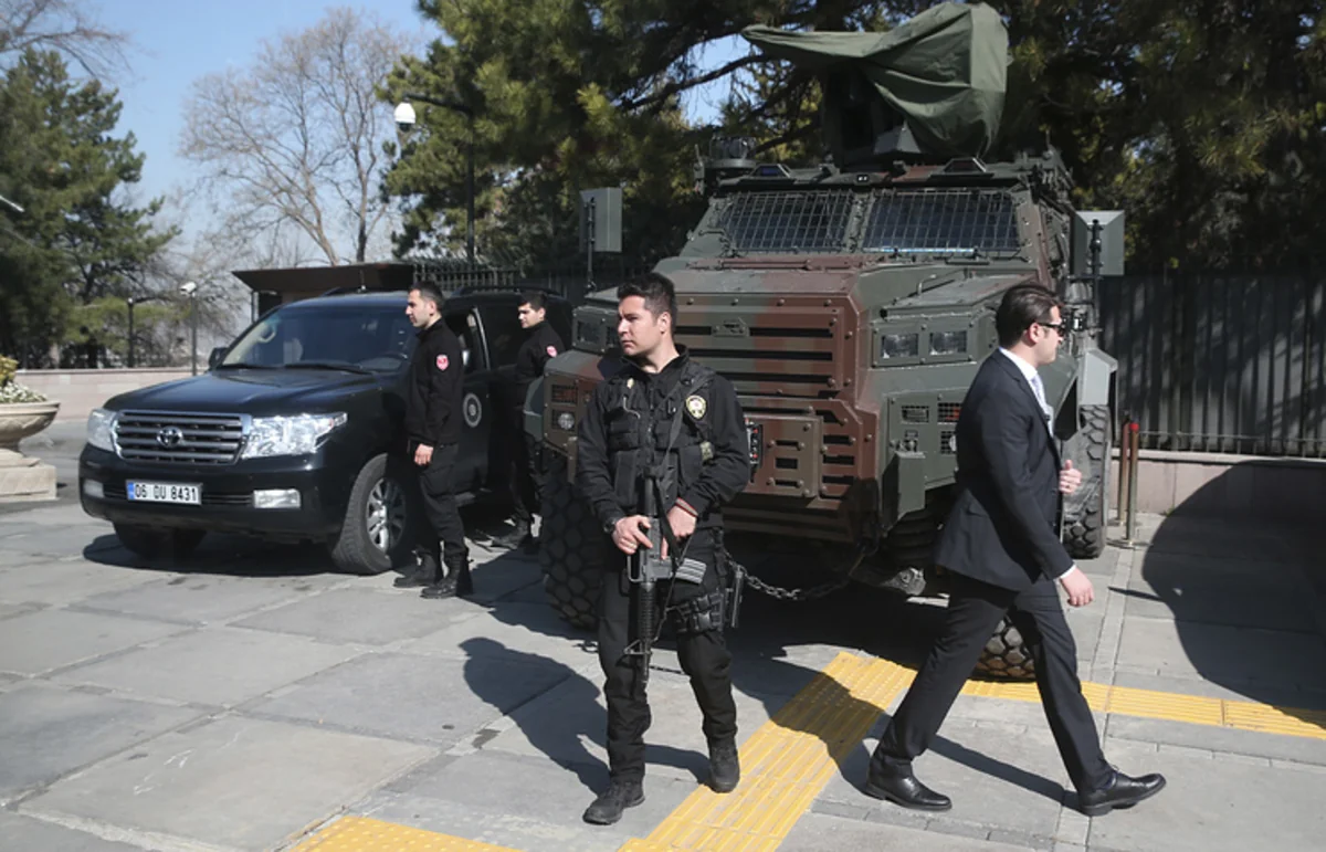 Türkiyədə məhkəmə binasında polisi öldürərək bir nəfəri girov götürən şəxs intihar edib - YENİLƏNİB