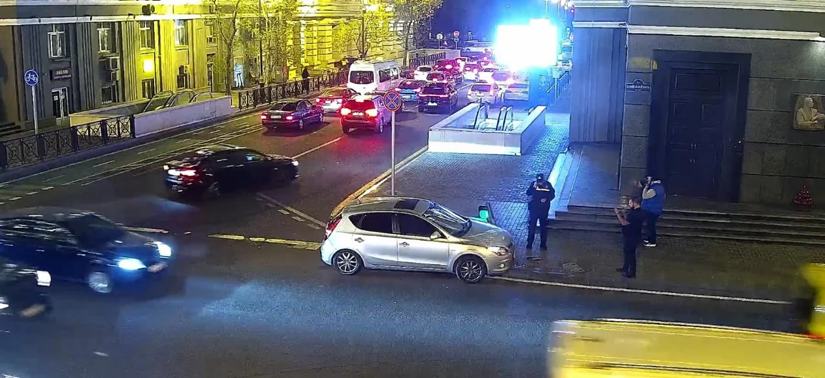Bakıda yol qəzası zamanı işıqfor dirəyi yararsız vəziyyətə düşüb