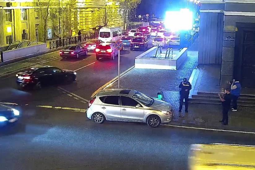 Bakıda yol qəzası zamanı işıqfor dirəyi yararsız vəziyyətə düşüb