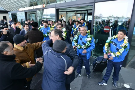 Azərbaycan bayrağını İranda zirvəyə qaldıran güləşçilər böyük coşqu ilə qarşılanıb