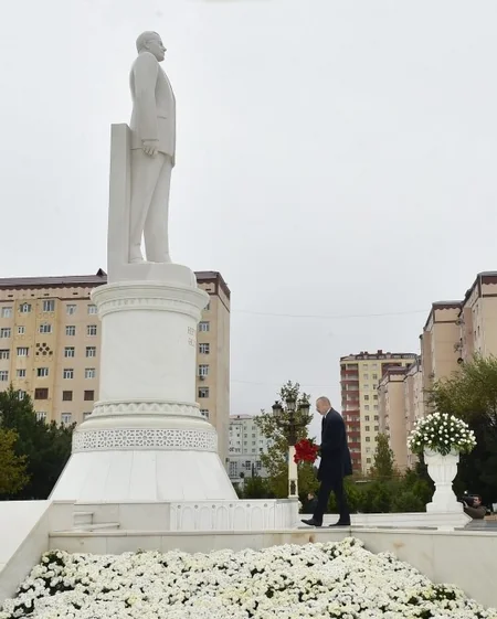 Prezident İlham Əliyev Sumqayıtda Ulu Öndərin abidəsini ziyarət edib