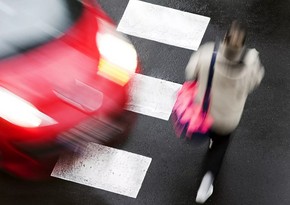 В Сумгайыте автомобиль сбил двух пешеходов, один из них скончался