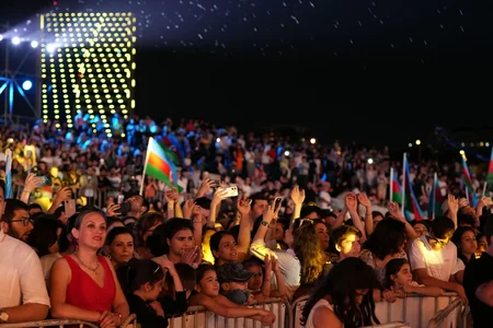 Heydər Əliyev Mərkəzinin parkında Milli Qurtuluş Gününə həsr olunan konsert keçirilib
