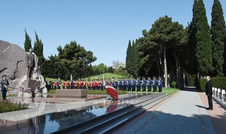 Azərbaycan Prezidenti Ümummilli Lider Heydər Əliyevin məzarını ziyarət edib