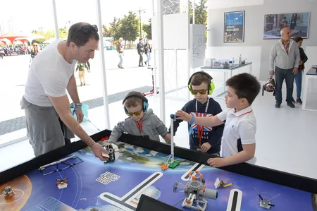 “Formula 1” iştirakçıları üçün Bakı bulvarında dron və robot nümayişi keçirilir