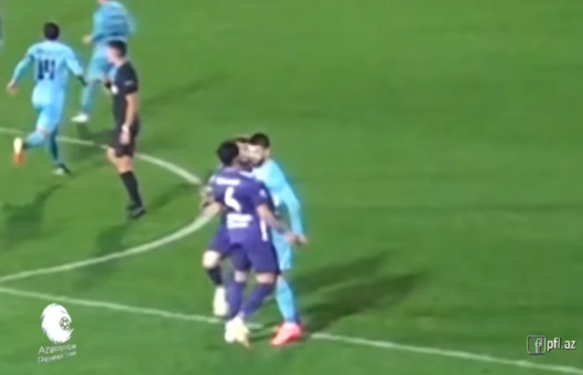 Fransalı futbolçu Azərbaycanda oyun zamanı Zidansayağı kəllə atıb