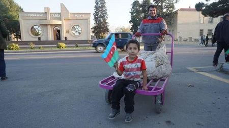 Parlament jurnalistləri cəbhə bölgəsində bayraq aksiyası keçiriblər - FOTOREPORTAJ