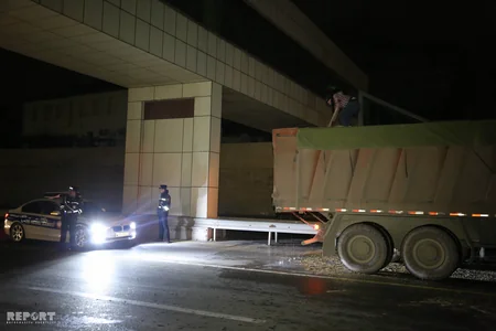 Bakıda yolun buz bağlaması zəncirvari qəzaya səbəb olub, 2 nəfər yaralanıb - FOTO - VİDEO