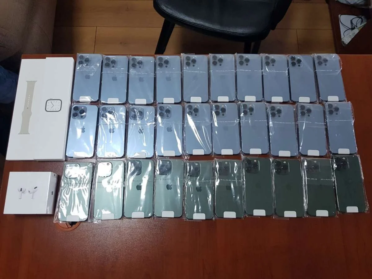 Gömrük Komitəsi Dubaydan 30 ədəd telefonun ölkəyə keçirilməsinin qarşısını alıb