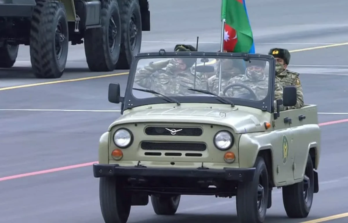 Zəfər paradında “Dəmir yumruq əməliyyatının qaziləri keçid edib