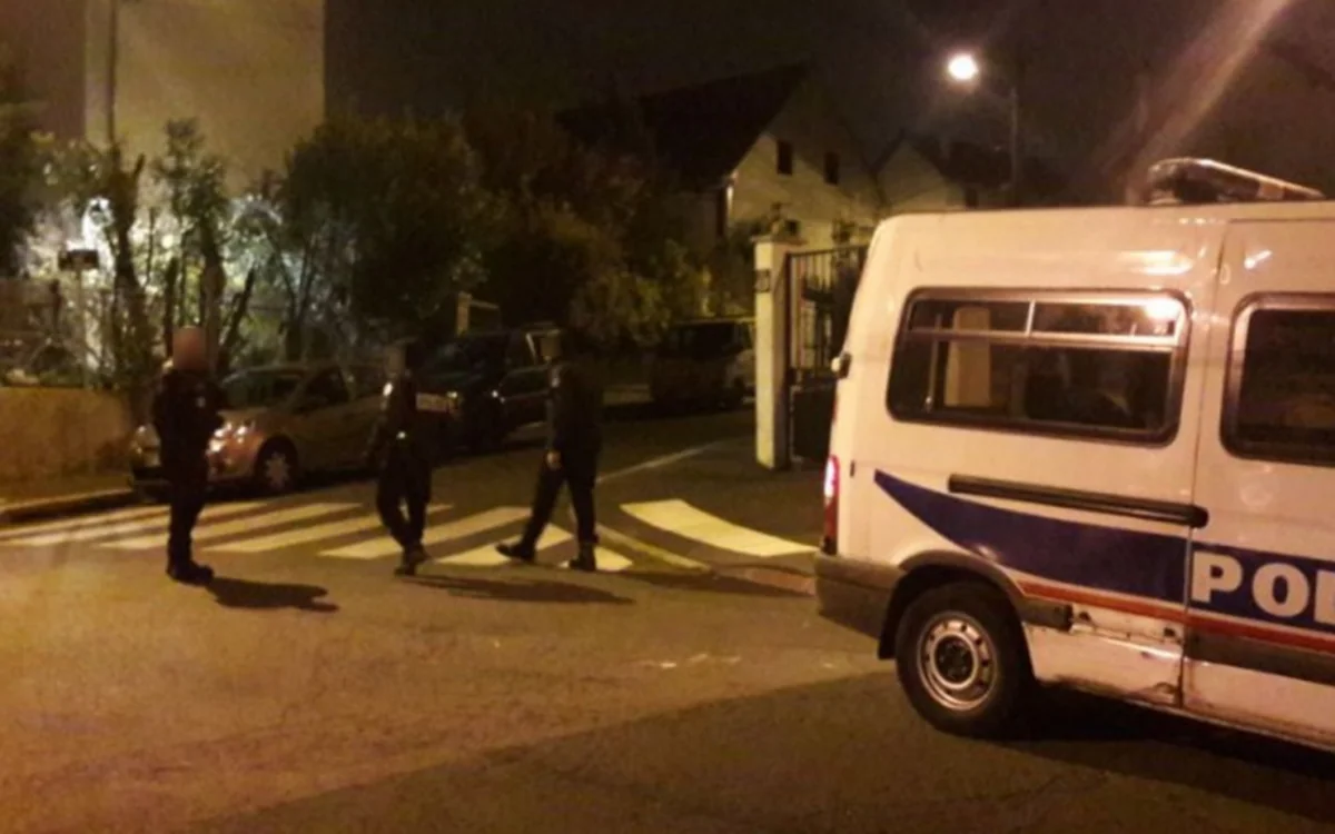 В пригороде Парижа полицейский убил трёх человек