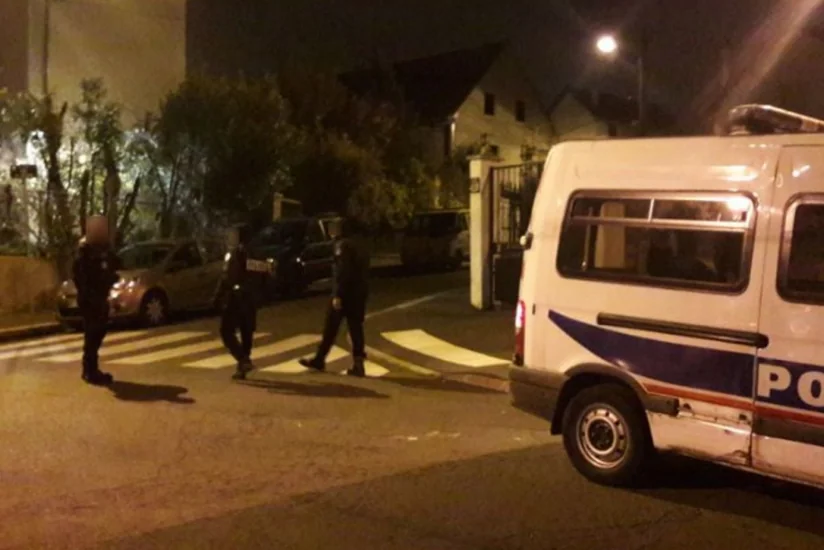 В пригороде Парижа полицейский убил трёх человек