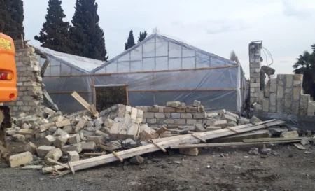 Bərdədə qanunsuz tikili sökülüb