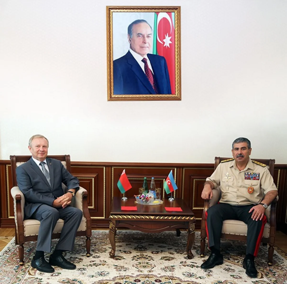 Müdafiə naziri Belarusun Azərbaycandakı səfiri ilə görüşüb