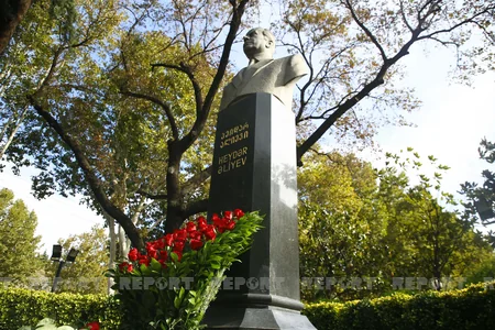 Tbilisidə Heydər Əliyevin büstü ziyarət olunub