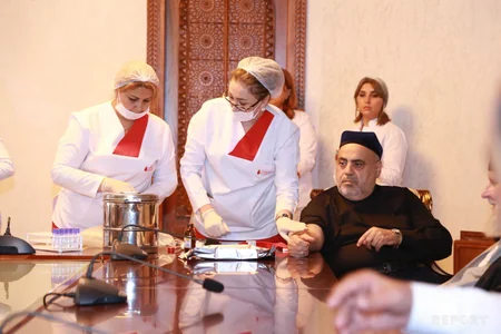 Allahşükür Paşazadə Aşura günü ilə bağlı qan verib - FOTO