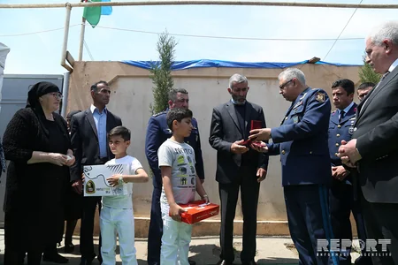 Air Forces Commander presents Azerbaijani flag order to father of martyr Tabriz Musazade - PHOTO