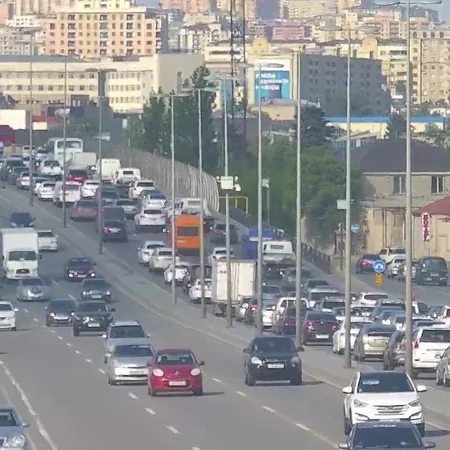Bakının bir sıra yollarında tıxac yaranıb - SİYAHI