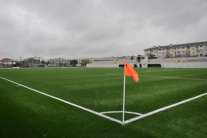 Binə qəsəbə stadionunda süni ot örtüyünün yenilənməsi işləri başa çatıb