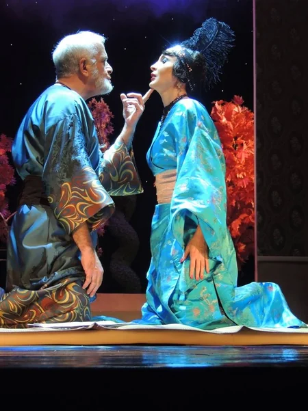 Rus Dram Teatrında Blisslər ailəsi eksentrik komediyasının premyerası olub