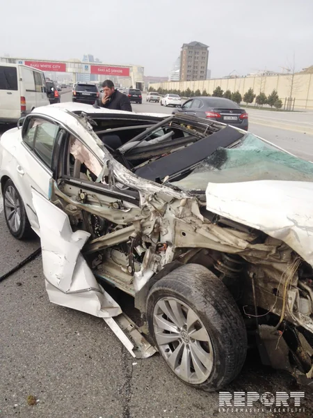 ​Bakıda Passat minik və yük avtomobilinə çırpılıb, yaralanan var - FOTO
