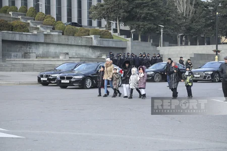 People of Azerbaijan pay tribute to 20 January martyrs - PHOTOS