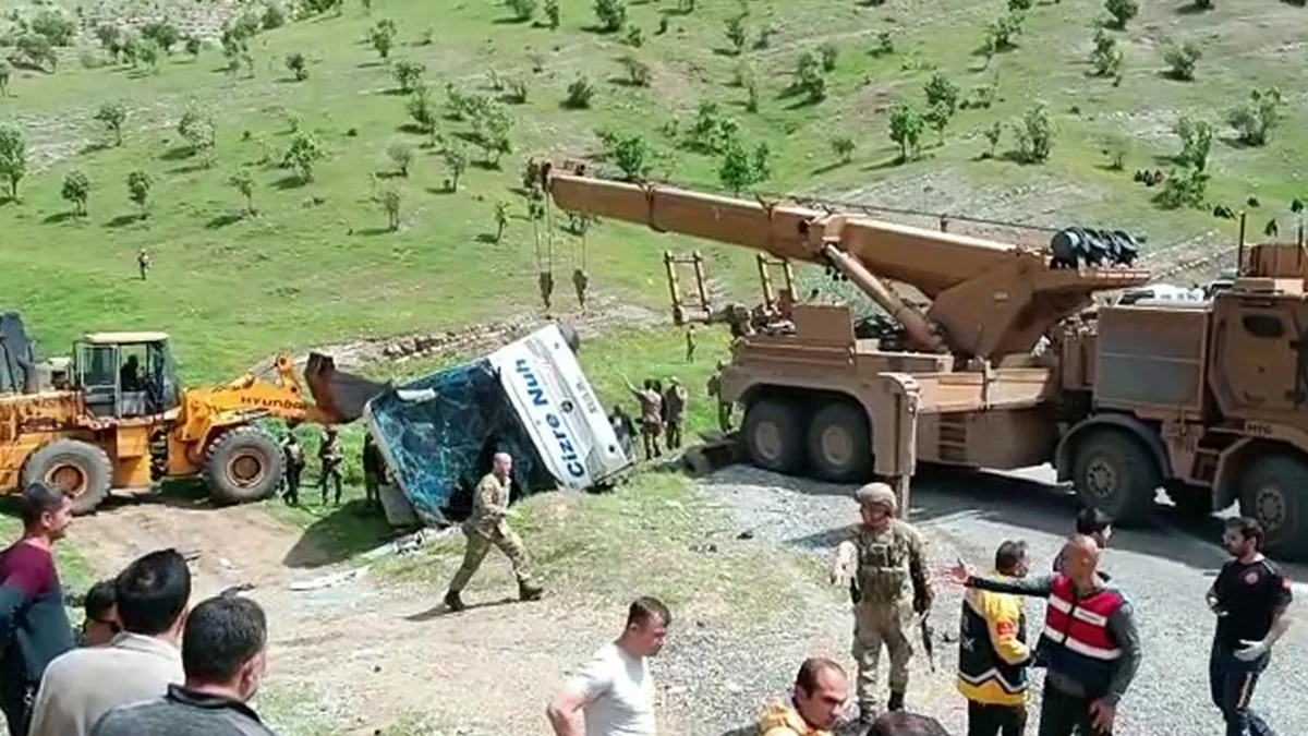 Türkiyədə hərbçiləri daşıyan avtobus aşıb, 2 nəfər ölüb, 45 nəfər yaralanıb