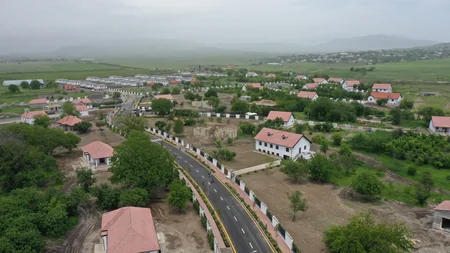 İlham Əliyev və Mehriban Əliyeva Xocalı şəhərinə köçən sakinlərlə görüşüblər - YENİLƏNİB
