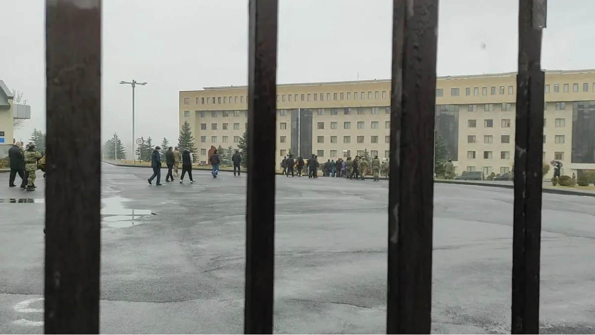В Армении родители без вести пропавших солдат прорвались к зданию минобороны