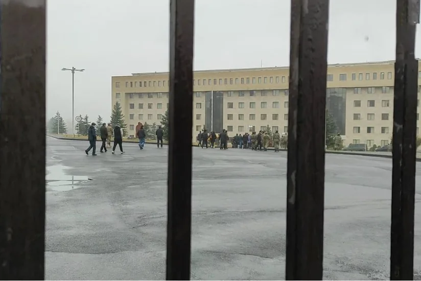 В Армении родители без вести пропавших солдат прорвались к зданию минобороны