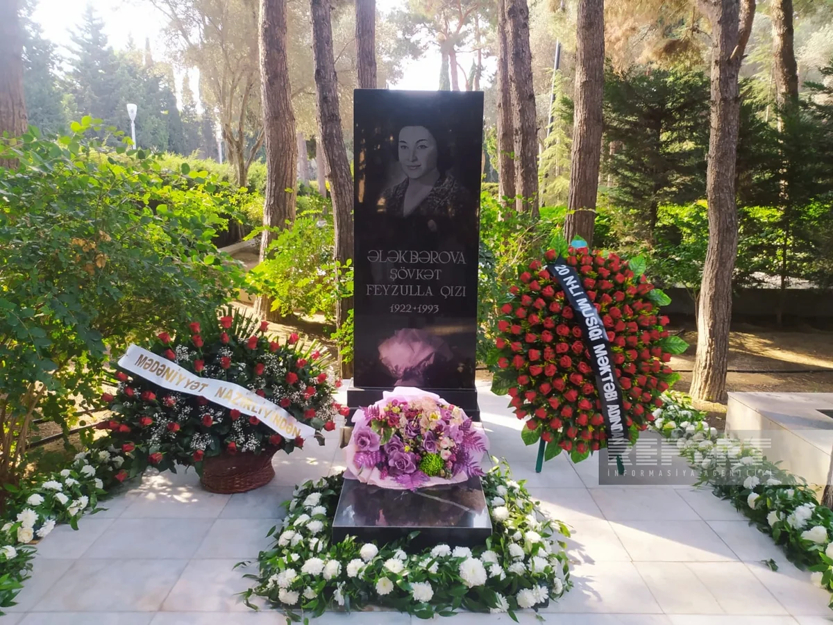 Şövkət Ələkbərovanın məzarı ziyarət olunub