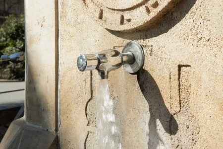 Bakının məşhur bulağında su kranları yenilənib