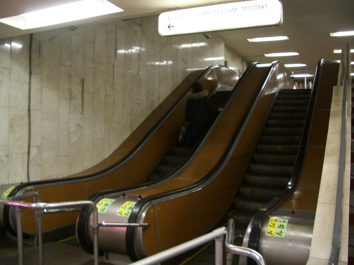Həzi Aslanov metro stansiyasında eskalator təmirə dayandırılır